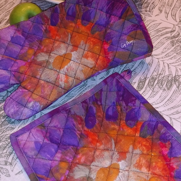 Gin-Designs Other - Oven Mitt & Potholder